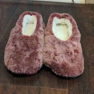 Women's Size S/M5-7 Burgundy Faux Fur Slipper Socks w/ Non Slip Grippers